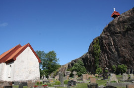 Svenneby gamla kyrka med klockstapeln på berget