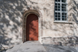 Svenneby gamla kyrka, portal